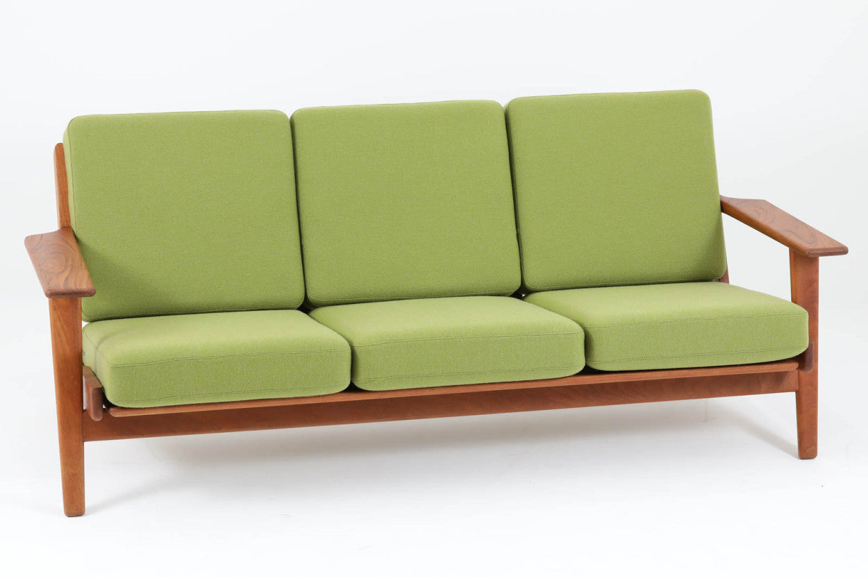 北欧家具を代表するソファ『GE290』です。現在リプロダクト品が販売されていますが、こちらは本物です。元々はベッド会社であるGETAmA社ならではのコイルスプリングが内包されたクッションの座り心地は、弾力があり心地良く、読書や映画などのリラックスタイムに最適です。立ち上がる際も適度なはね返りがあるので、動く時に億劫になる事はありません。HansJ.Wegnerならではの時代を超えた素晴らしいデザインです。横や背面から見るとまた違った表情を感じて頂けると思います。こちらは現行品では手に入れる事が出来ない、チーク材の非常に希少なモデルです。