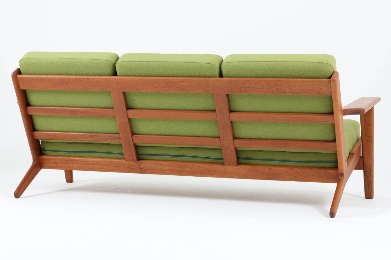 北欧家具を代表するソファ『GE290』です。現在リプロダクト品が販売されていますが、こちらは本物です。元々はベッド会社であるGETAmA社ならではのコイルスプリングが内包されたクッションの座り心地は、弾力があり心地良く、読書や映画などのリラックスタイムに最適です。立ち上がる際も適度なはね返りがあるので、動く時に億劫になる事はありません。HansJ.Wegnerならではの時代を超えた素晴らしいデザインです。横や背面から見るとまた違った表情を感じて頂けると思います。こちらは現行品では手に入れる事が出来ない、チーク材の非常に希少なモデルです。