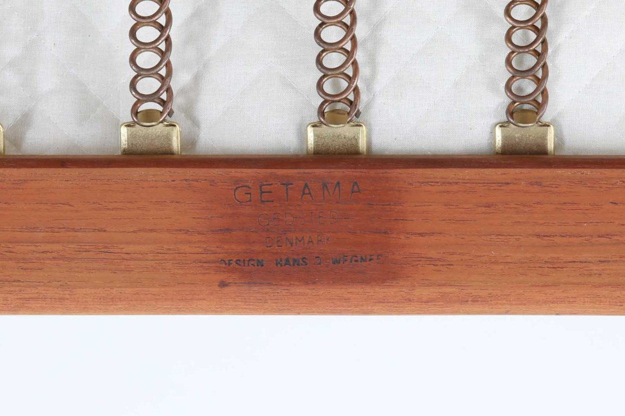 北欧家具を代表するソファ『GE290』です。現在リプロダクト品が販売されていますが、こちらは本物です。元々はベッド会社であるGETAmA社ならではのコイルスプリングが内包されたクッションの座り心地は、弾力があり心地良く、読書や映画などのリラックスタイムに最適です。立ち上がる際も適度なはね返りがあるので、動く時に億劫になる事はありません。HansJ.Wegnerならではの時代を超えた素晴らしいデザインです。横や背面から見るとまた違った表情を感じて頂けると思います。こちらは現行品では手に入れる事が出来ない、チーク材の非常に希少なモデルです。