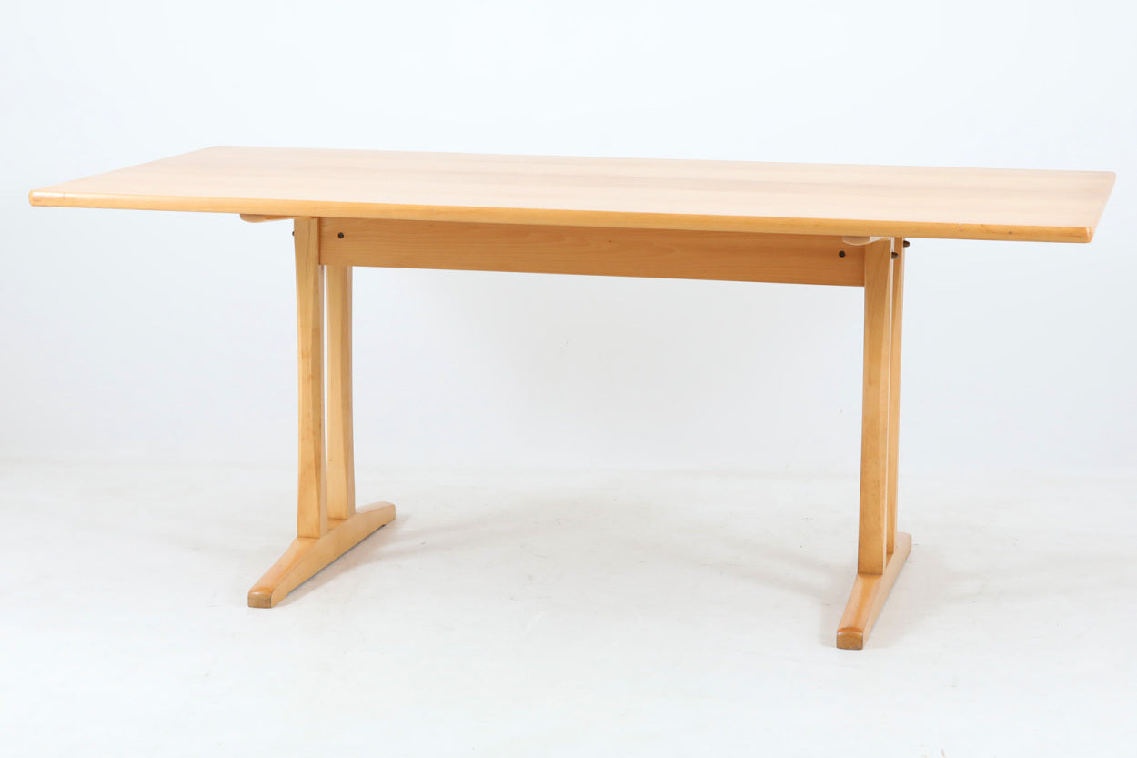 Borgemogensenデザインのダイニングテーブルです。現在は「Fredericia」社から販売がある名作テーブルです。こちらはビンテージ品のためBorgemogenseが在籍していた「FDB」社で作製されたものとなります。Borgemogenseの代表的な椅子「J-39」と相性が良いシェーカースタイルで、シンプルなデザインながらも大変美しいテーブルに仕上がっています。