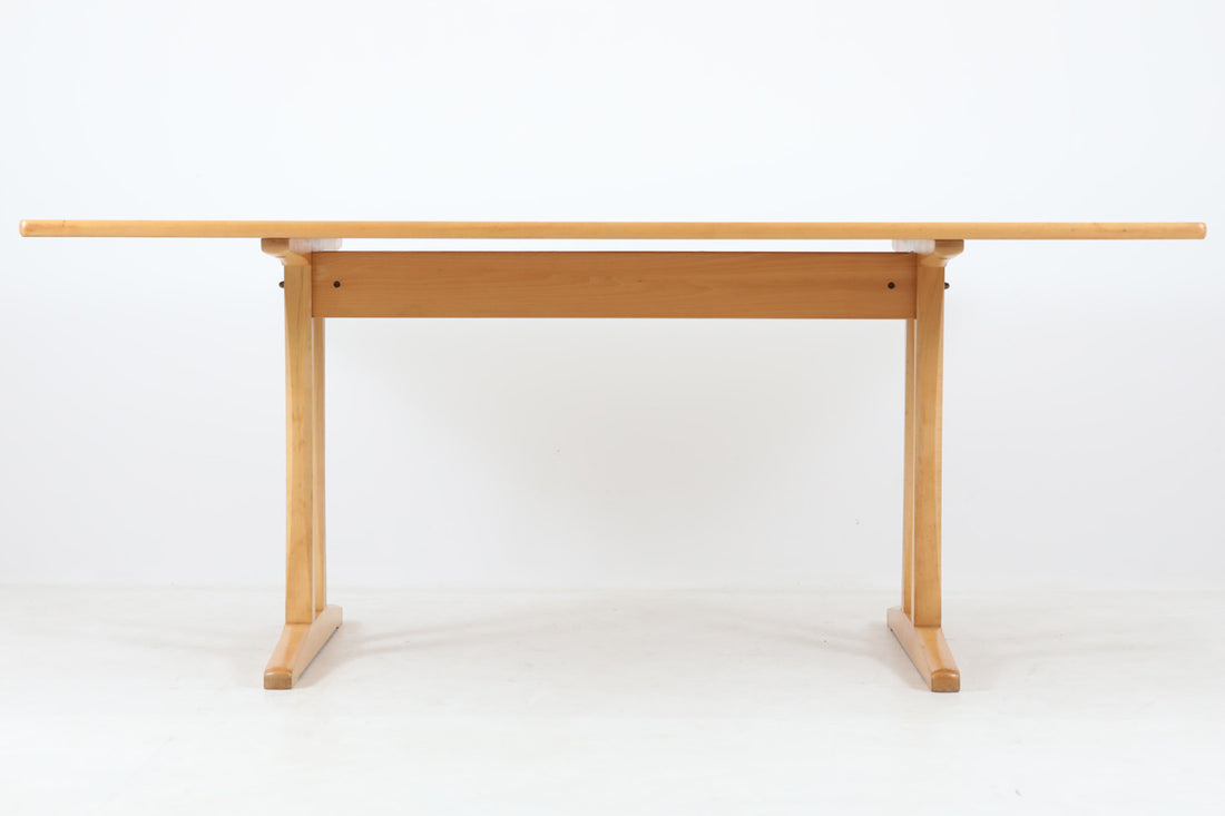 BorgeMogensenデザインのダイニングテーブルです。現在は「Fredericia」社から販売がある名作テーブルです。こちらはビンテージ品のためBorgeMogenseが在籍していた「FDB」社で作製されたものとなります。BorgeMogenseの代表的な椅子「J-39」と相性が良いシェーカースタイルで、シンプルなデザインながらも大変美しいテーブルに仕上がっています。
