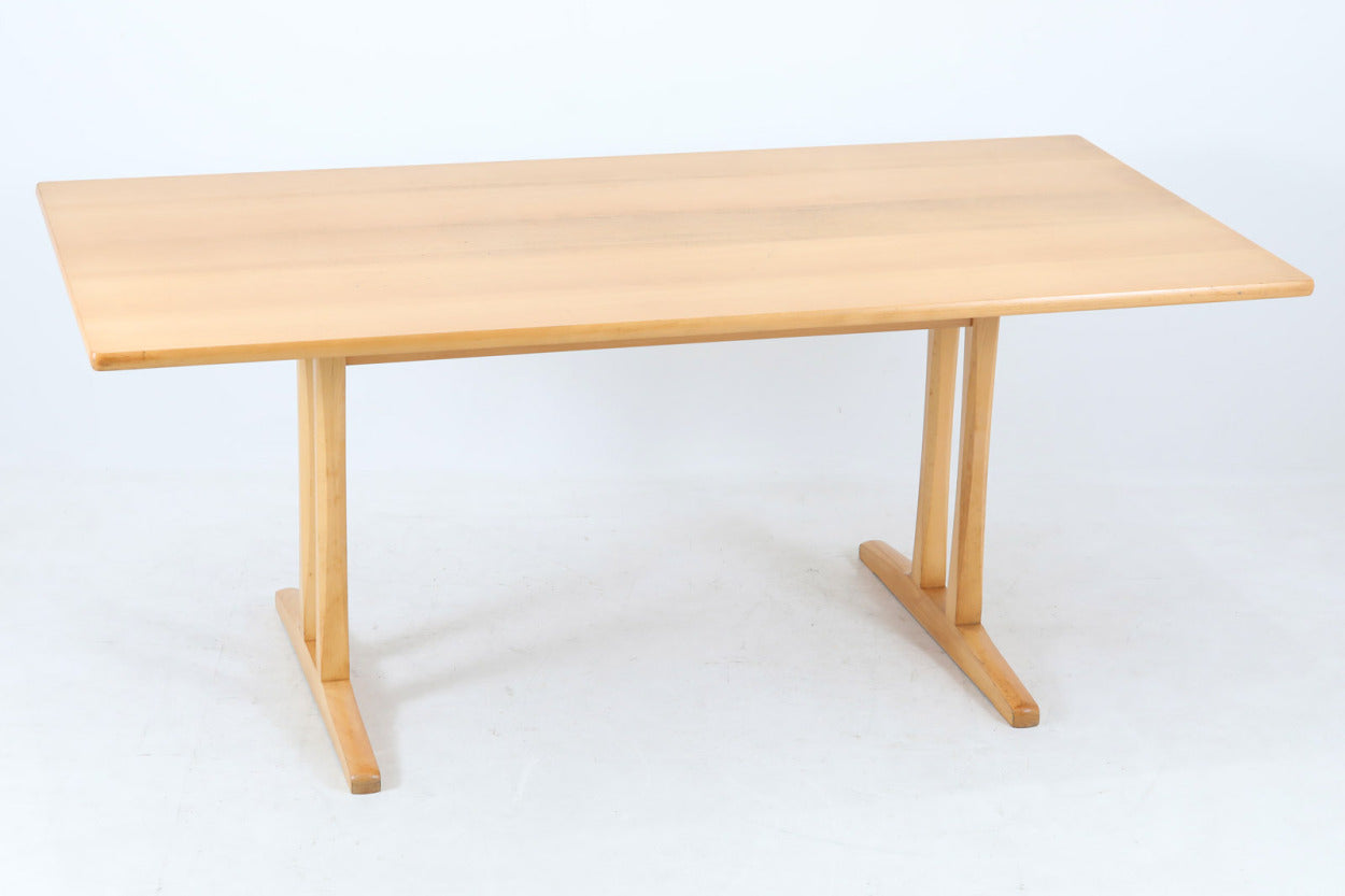 Borgemogensenデザインのダイニングテーブルです。現在は「Fredericia」社から販売がある名作テーブルです。こちらはビンテージ品のためBorgemogenseが在籍していた「FDB」社で作製されたものとなります。Borgemogenseの代表的な椅子「J-39」と相性が良いシェーカースタイルで、シンプルなデザインながらも大変美しいテーブルに仕上がっています。