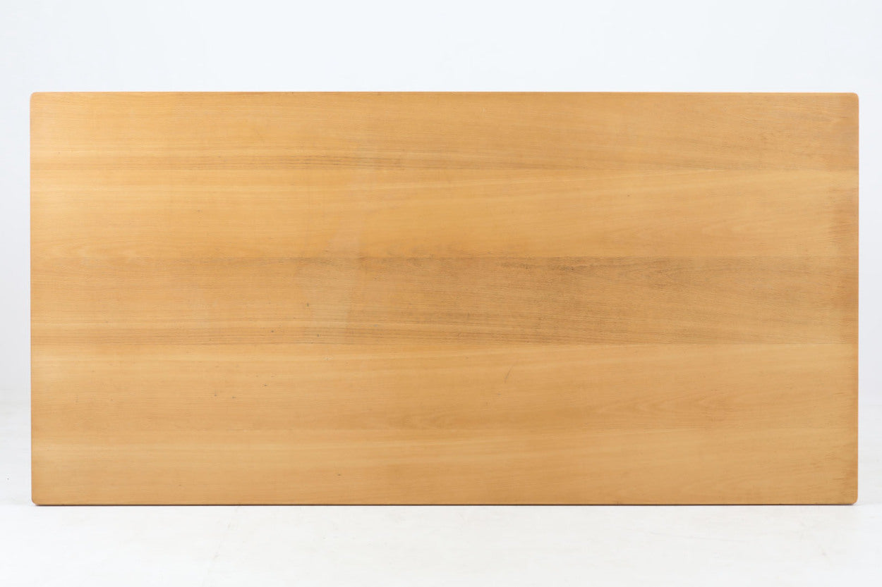 Borgemogensenデザインのダイニングテーブルです。現在は「Fredericia」社から販売がある名作テーブルです。こちらはビンテージ品のためBorgemogenseが在籍していた「FDB」社で作製されたものとなります。Borgemogenseの代表的な椅子「J-39」と相性が良いシェーカースタイルで、シンプルなデザインながらも大変美しいテーブルに仕上がっています。