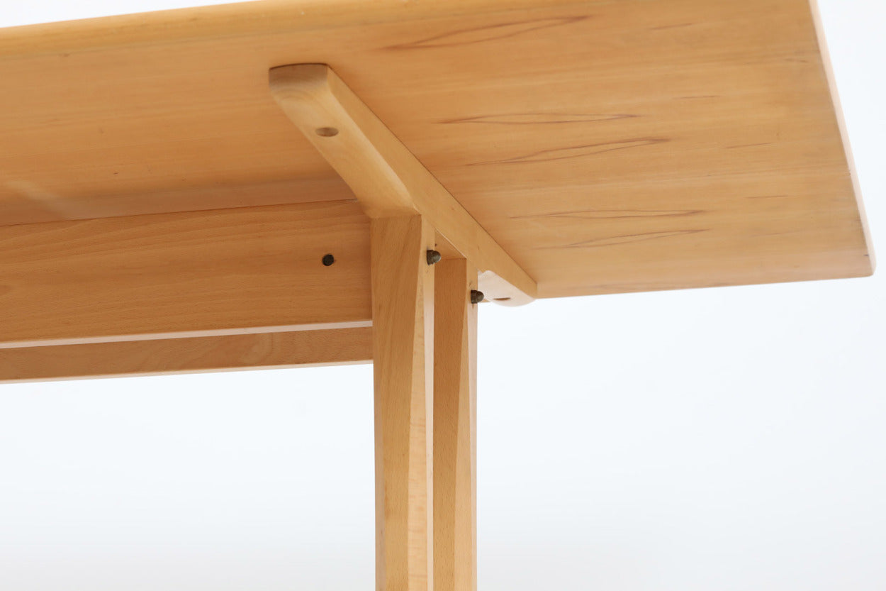 Borgemogensenデザインのダイニングテーブルです。現在は「Fredericia」社から販売がある名作テーブルです。こちらはビンテージ品のためBorgemogenseが在籍していた「FDB」社で作製されたものとなります。Borgemogenseの代表的な椅子「J-39」と相性が良いシェーカースタイルで、シンプルなデザインながらも大変美しいテーブルに仕上がっています。