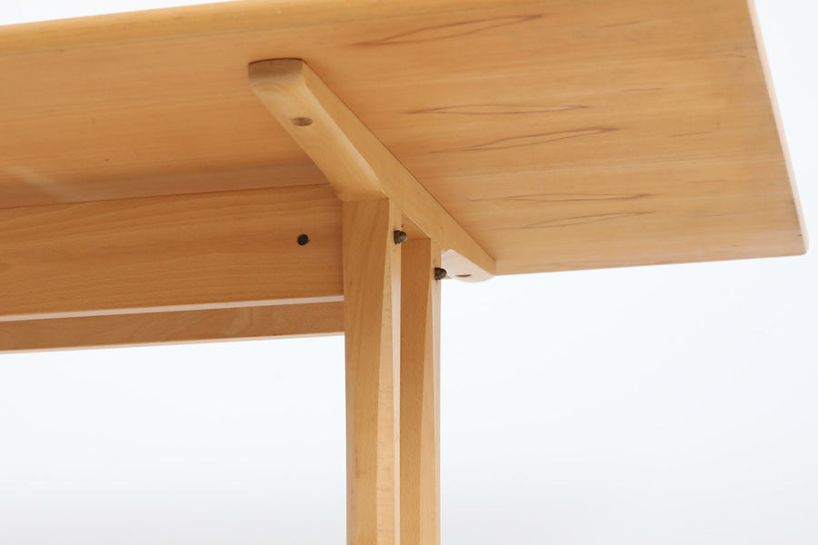 Borgemogensenデザインのダイニングテーブルです。現在は「Fredericia」社から販売がある名作テーブルです。こちらはビンテージ品のためBorgemogenseが在籍していた「FDB」社で作製されたものとなります。Borgemogenseの代表的な椅子「J-39」と相性が良いシェーカースタイルで、シンプルなデザインながらも大変美しいテーブルに仕上がっています。