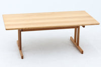 BorgeMogensenデザインのセンターテーブルです。デンマークを代表するFredericia社によって作成された物で、良質なオーク無垢材が贅沢に使用されています。