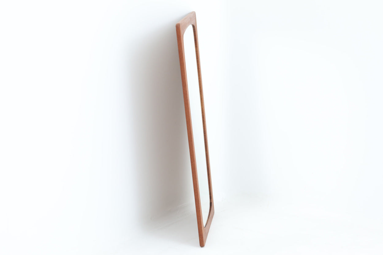 北欧より買い付けたビンテージミラーです。フレームには良質なチーク材使用されており、高級感がございます。背面に壁掛け用の金具がございますので、壁面に立て掛けるだけでなく、壁面に掛けてもご使用いただけます。