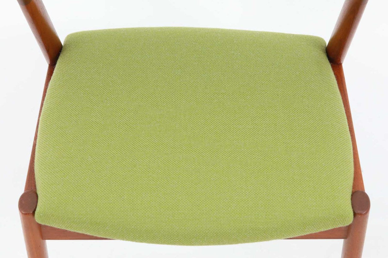 北欧より買い付けました。ハーフアームが特徴的なKaiKristiansenデザインのNo42チェアは、デスクやダイニングテーブルに綺麗に収納する事が出来ます。現在復刻品が出ておりますが、チーク材フレームは復刻されておらず、希少な商品です。座面と背もたれは、内部のウレタンを厚みのある物に交換後、新しい生地で張替えておりますので快適な座り心地です。
