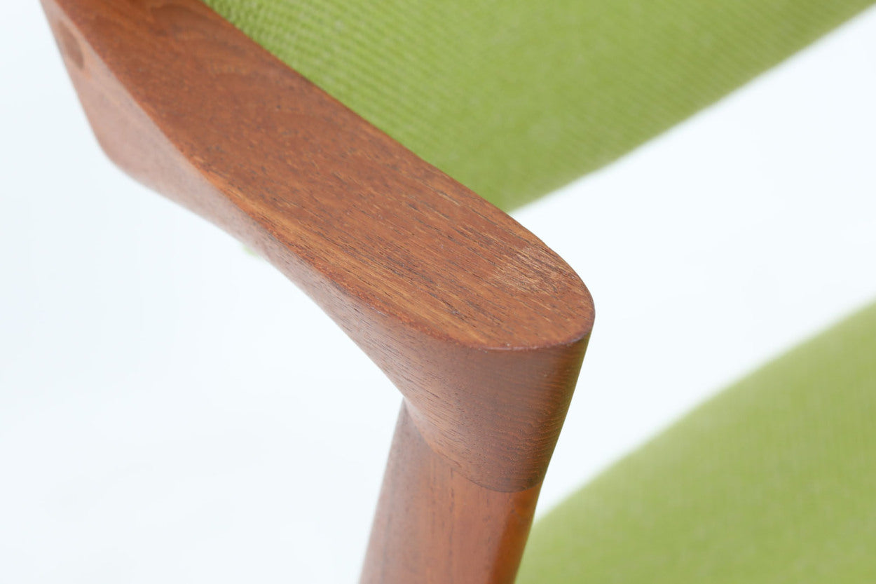 北欧より買い付けました。ハーフアームが特徴的なKaiKristiansenデザインのNo42チェアは、デスクやダイニングテーブルに綺麗に収納する事が出来ます。現在復刻品が出ておりますが、チーク材フレームは復刻されておらず、希少な商品です。座面と背もたれは、内部のウレタンを厚みのある物に交換後、新しい生地で張替えておりますので快適な座り心地です。