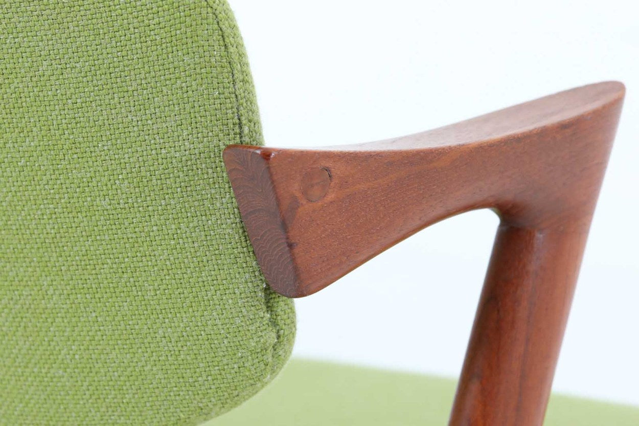 北欧より買い付けました。ハーフアームが特徴的なKaiKristiansenデザインのNo42チェアは、デスクやダイニングテーブルに綺麗に収納する事が出来ます。現在復刻品が出ておりますが、チーク材フレームは復刻されておらず、希少な商品です。座面と背もたれは、内部のウレタンを厚みのある物に交換後、新しい生地で張替えておりますので快適な座り心地です。