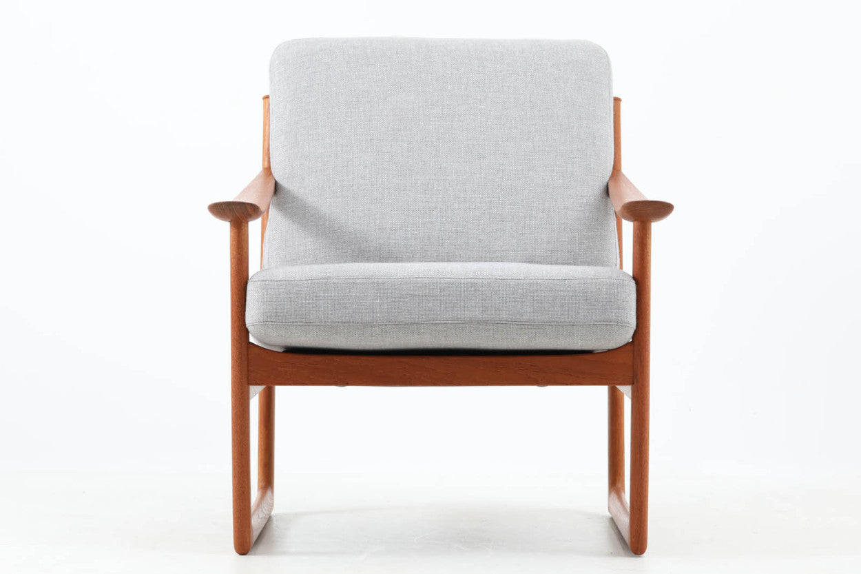 PeterHvidt&amp;Orlamolgaardによってデザインされた「model130」です。良質なチーク無垢材が贅沢に使用されており、今は無き名工France&amp;sonの熟練の職人によって作成された名作椅子です。クッション内部にはスプリングが内包されており座り心地も良好です。デンマークのDesignmuseumにも記載されている希少な作品です。