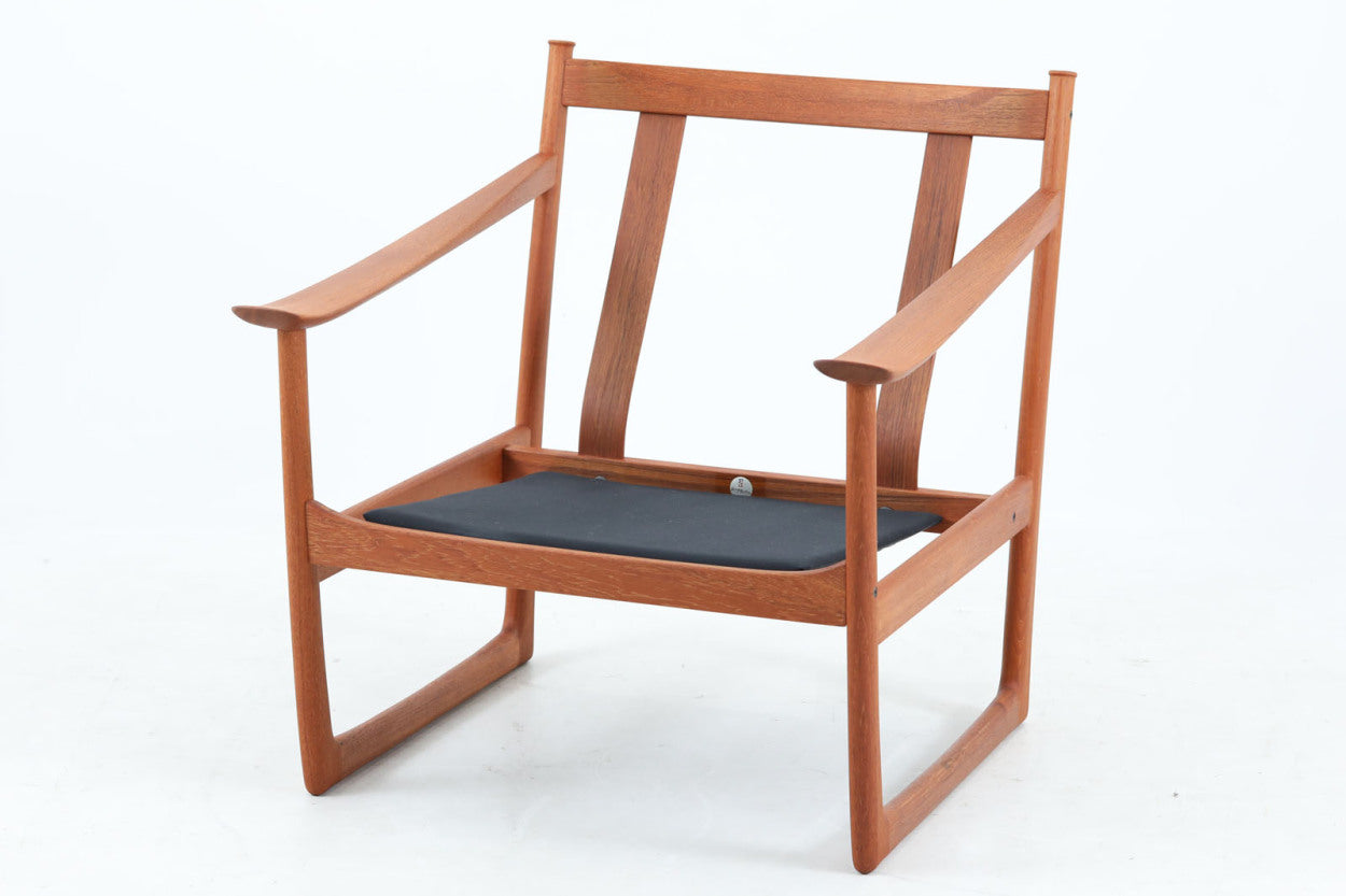 PeterHvidt&amp;amp;Orlamolgaardによってデザインされた「model130」です。良質なチーク無垢材が贅沢に使用されており、今は無き名工France&amp;amp;sonの熟練の職人によって作成された名作椅子です。クッション内部にはスプリングが内包されており座り心地も良好です。デンマークのDesignmuseumにも記載されている希少な作品です。