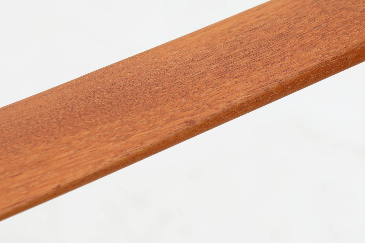 PeterHvidt&amp;amp;Orlamolgaardによってデザインされた「model130」です。良質なチーク無垢材が贅沢に使用されており、今は無き名工France&amp;amp;sonの熟練の職人によって作成された名作椅子です。クッション内部にはスプリングが内包されており座り心地も良好です。デンマークのDesignmuseumにも記載されている希少な作品です。