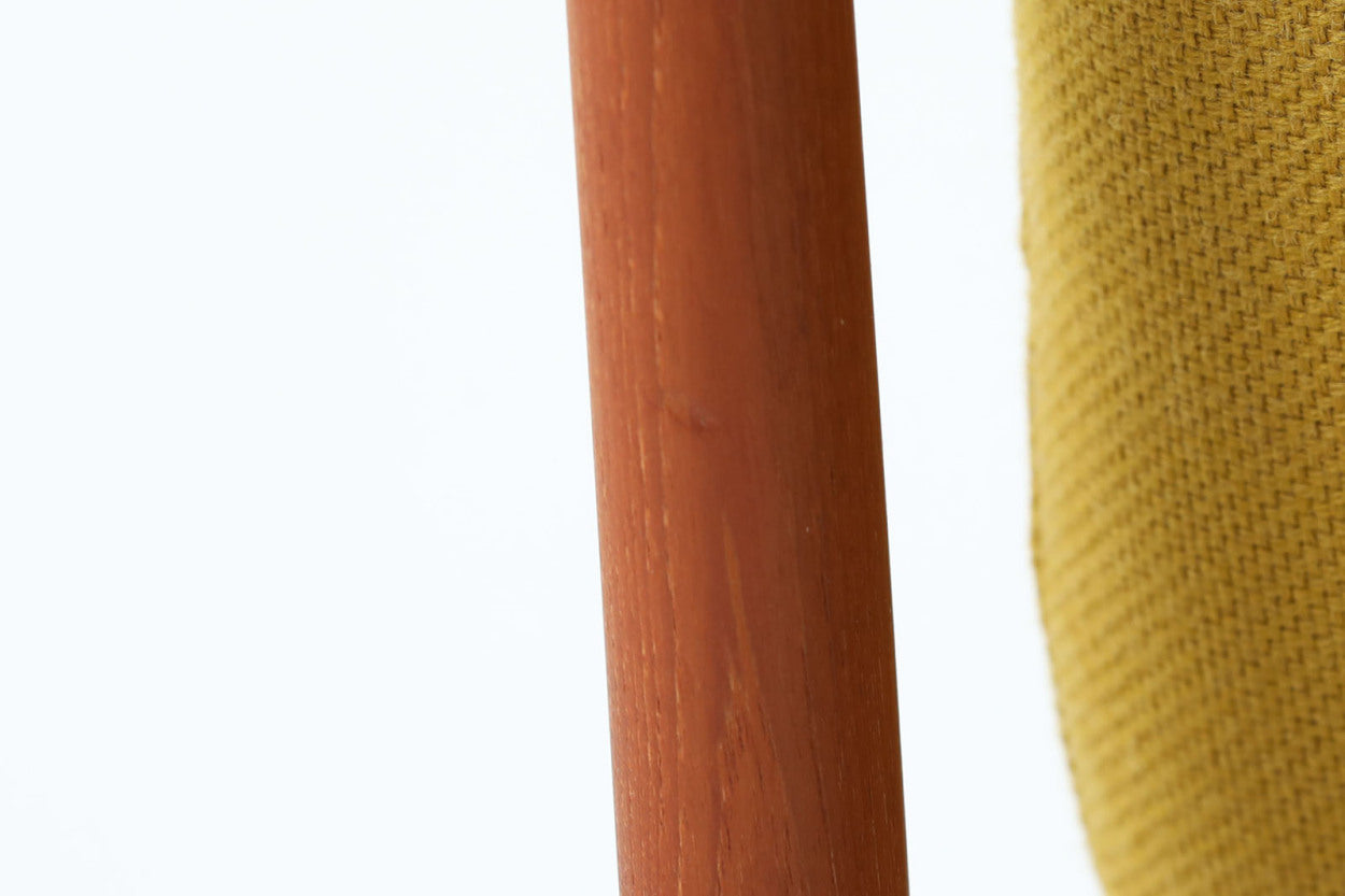 PeterHvidt&amp;amp;Orlamolgaardによってデザインされた「model130」です。良質なチーク無垢材が贅沢に使用されており、今は無き名工France&amp;amp;sonの熟練の職人によって作成された名作椅子です。クッション内部にはスプリングが内包されており座り心地も良好です。デンマークのDesignmuseumにも記載されている希少な作品です。