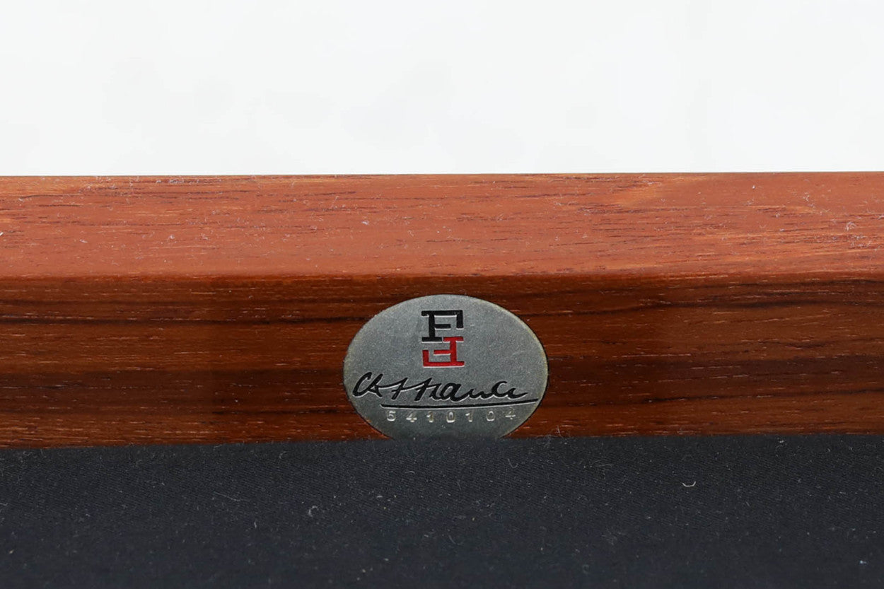 PeterHvidt&amp;amp;Orlamolgaardによってデザインされた「model130」です。良質なチーク無垢材が贅沢に使用されており、今は無き名工France&amp;amp;sonの熟練の職人によって作成された名作椅子です。クッション内部にはスプリングが内包されており座り心地も良好です。デンマークのDesignmuseumにも記載されている希少な作品です。