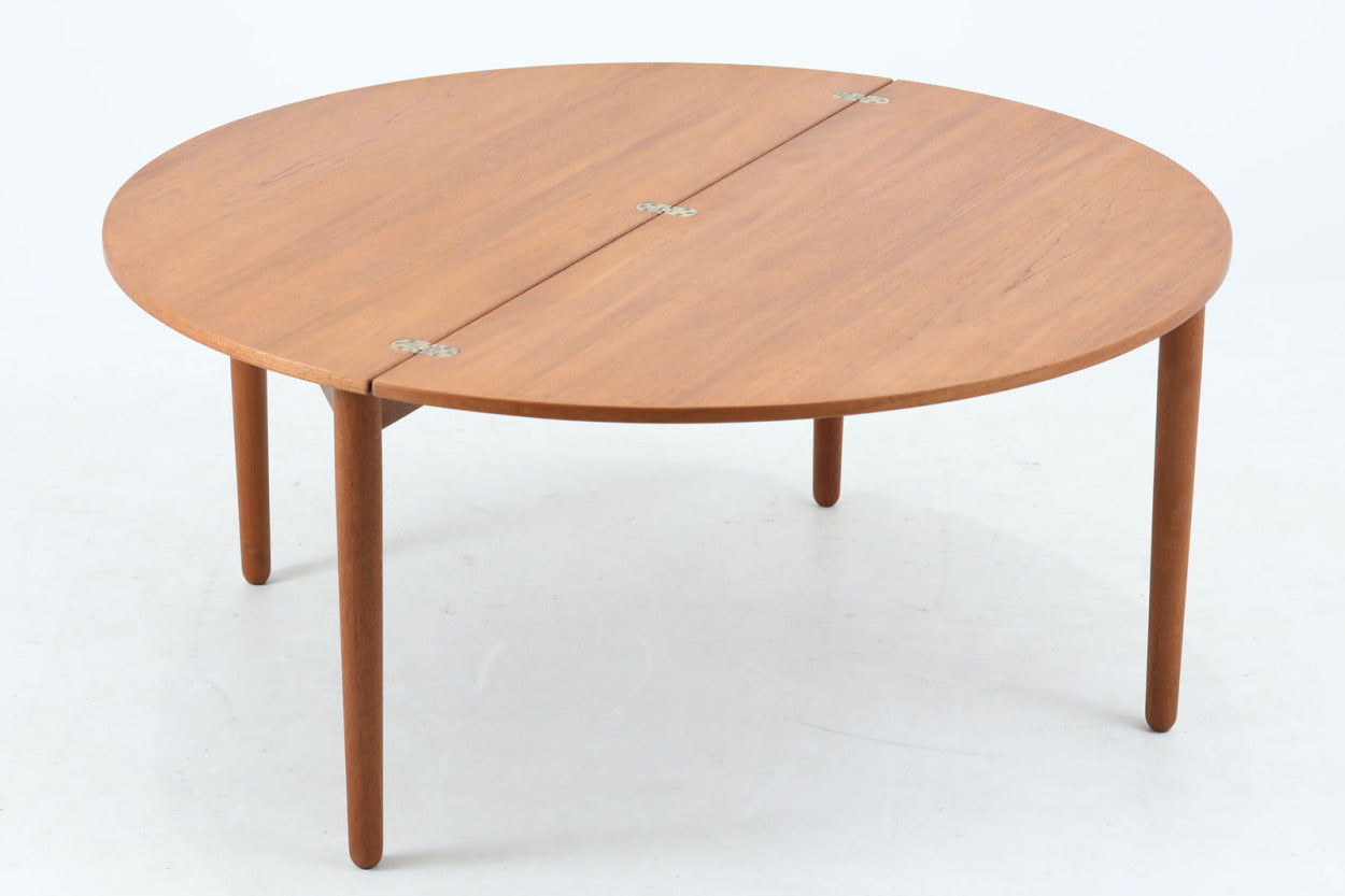 Poulm.Voltherによってデザインされたラウンドテーブルです。半円で使用する事も出来ますし、脚を引き出して天板を折り返すと円形のセンターテーブルとしてもご使用いただけます。脚部までチーク材が使用された生産数が少ないモデルです。デンマークのDesignmuseumにも記載されている希少な作品です。