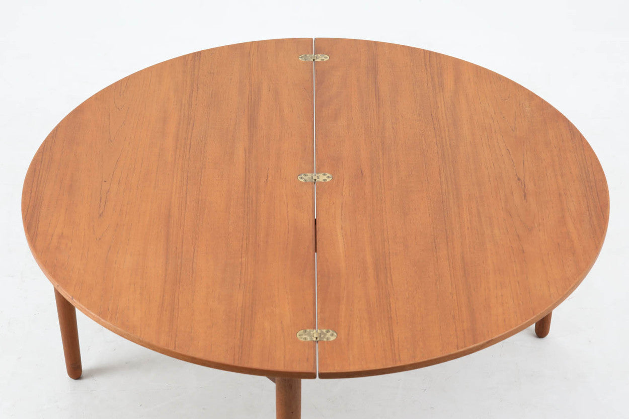 Poulm.Voltherによってデザインされたラウンドテーブルです。半円で使用する事も出来ますし、脚を引き出して天板を折り返すと円形のセンターテーブルとしてもご使用いただけます。脚部までチーク材が使用された生産数が少ないモデルです。デンマークのDesignmuseumにも記載されている希少な作品です。