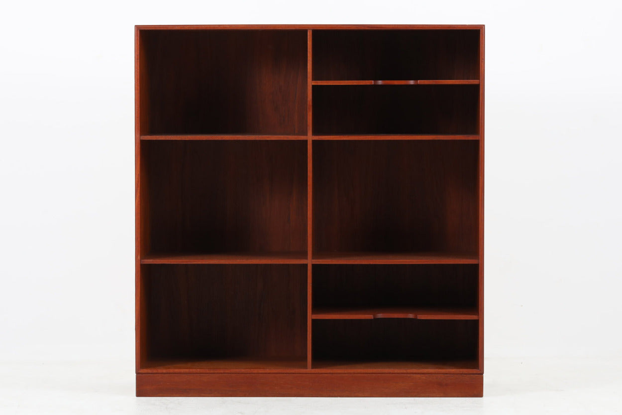北欧より買い付けた「mogensKoch」によってデザインされたブックシェルフです。キャビネットやシェルフを組み合わせて使用するためにデザインされた物で、デンマーク家具最高峰のユニットシェルフと言われています。良質なチーク材が使用されており、使い勝手のよいシェルフ単体のみの販売となります。