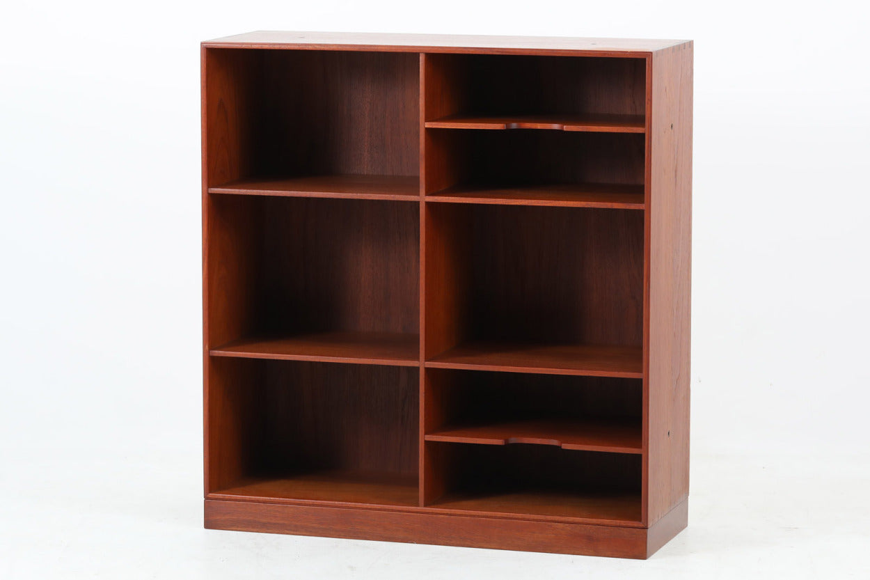 北欧より買い付けた「mogensKoch」によってデザインされたブックシェルフです。キャビネットやシェルフを組み合わせて使用するためにデザインされた物で、デンマーク家具最高峰のユニットシェルフと言われています。良質なチーク材が使用されており、使い勝手のよいシェルフ単体のみの販売となります。