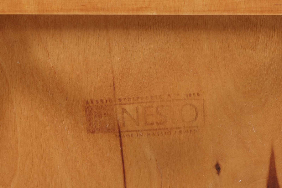 スウェーデンより買い付けたスピンドルチェアです。スウェーデンを代表する家具メーカーNESTO社の製品です。ブラックペイントと座面のチーク材の組み合わせが素敵です。