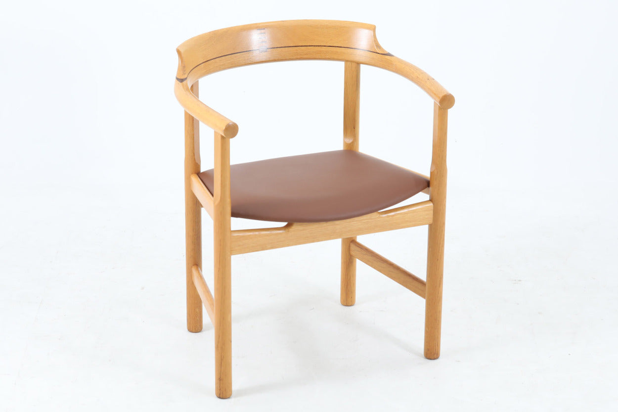 1975年にDFDSフェリー社の豪華客船のためにデザインされた、PP52アームチェアです。ザ・チェアのリ・デザインであり、現行品でも販売があるスタンダードモデルです。フレームは良質なオーク材が使用されています。