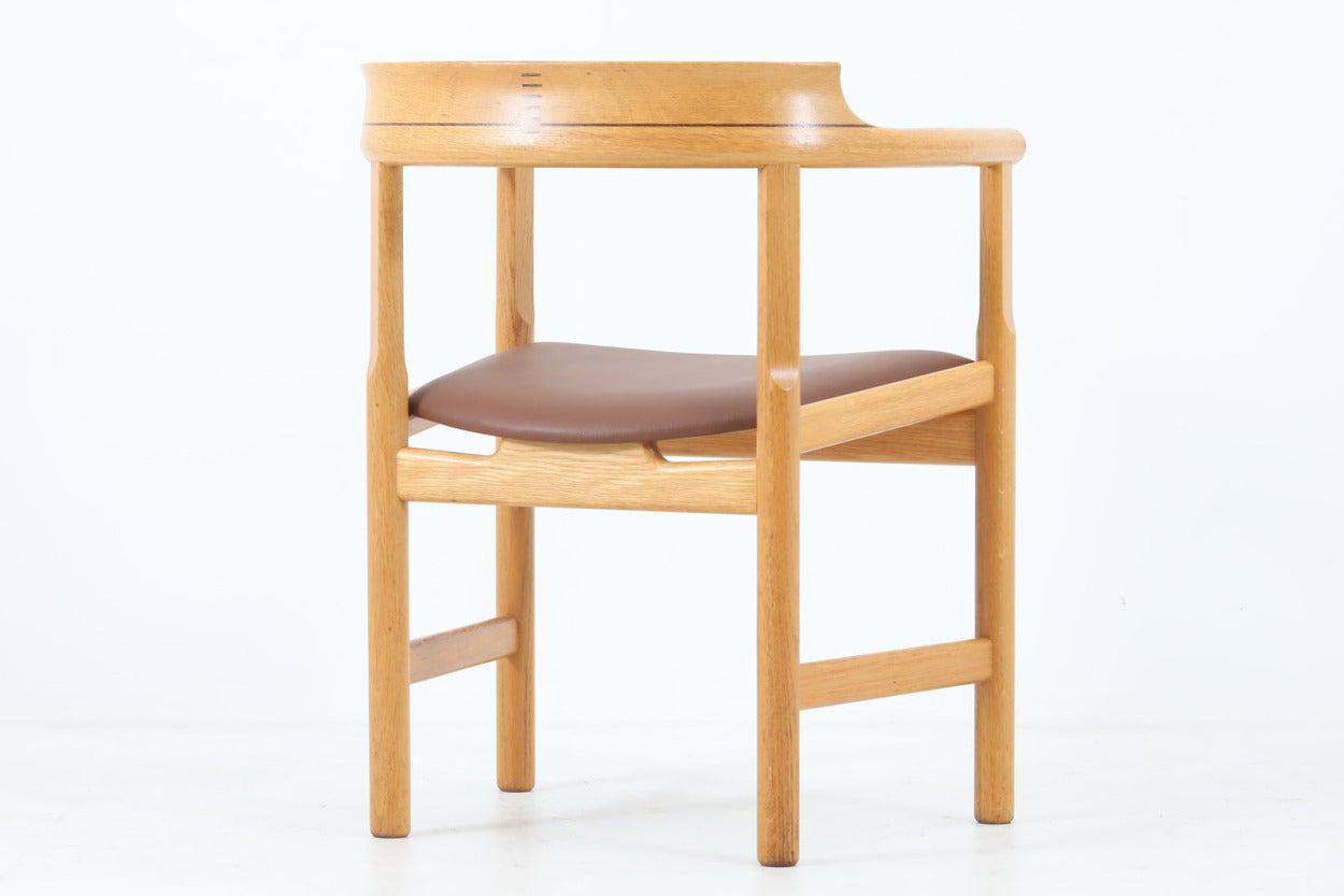 1975年にDFDSフェリー社の豪華客船のためにデザインされた、PP52アームチェアです。ザ・チェアのリ・デザインであり、現行品でも販売があるスタンダードモデルです。フレームは良質なオーク材が使用されています。