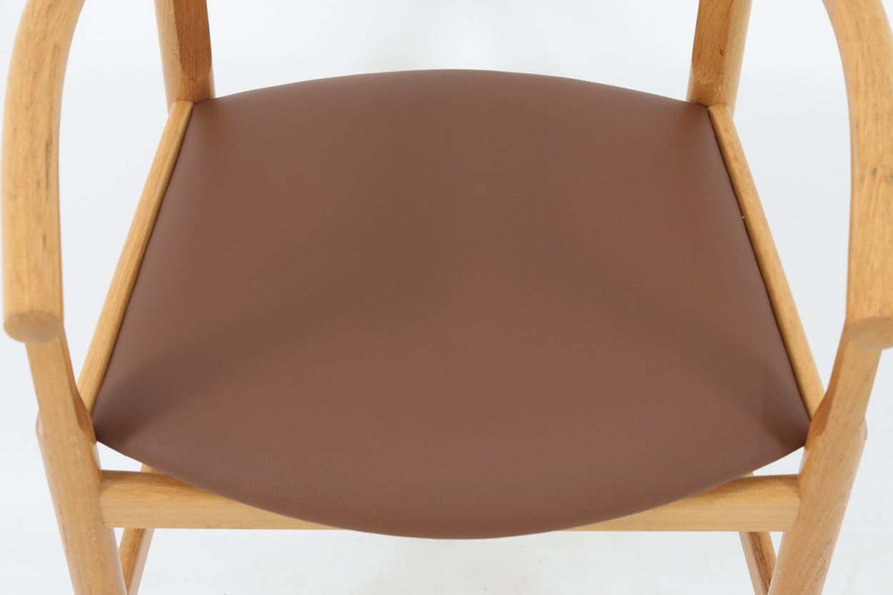 1975年にDFDSフェリー社の豪華客船のためにデザインされた、PP52アームチェアです。ザ・チェアのリ・デザインであり、現行品でも販売があるスタンダードモデルです。フレームは良質なオーク材が使用されています。