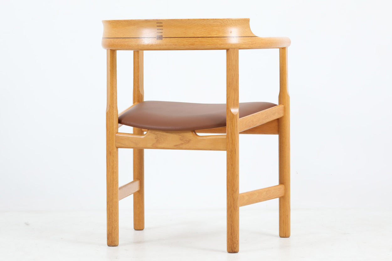 1975年にDFDSフェリー社の豪華客船のためにデザインされた、PP52アームチェアです。ザ・チェアのリ・デザインであり、現行品でも販売があるスタンダードモデルです。フレームには良質なオーク材が使用されています。