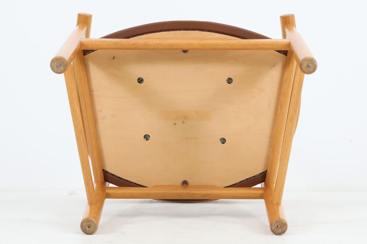 1975年にDFDSフェリー社の豪華客船のためにデザインされた、PP52アームチェアです。ザ・チェアのリ・デザインであり、現行品でも販売があるスタンダードモデルです。フレームには良質なオーク材が使用されています。