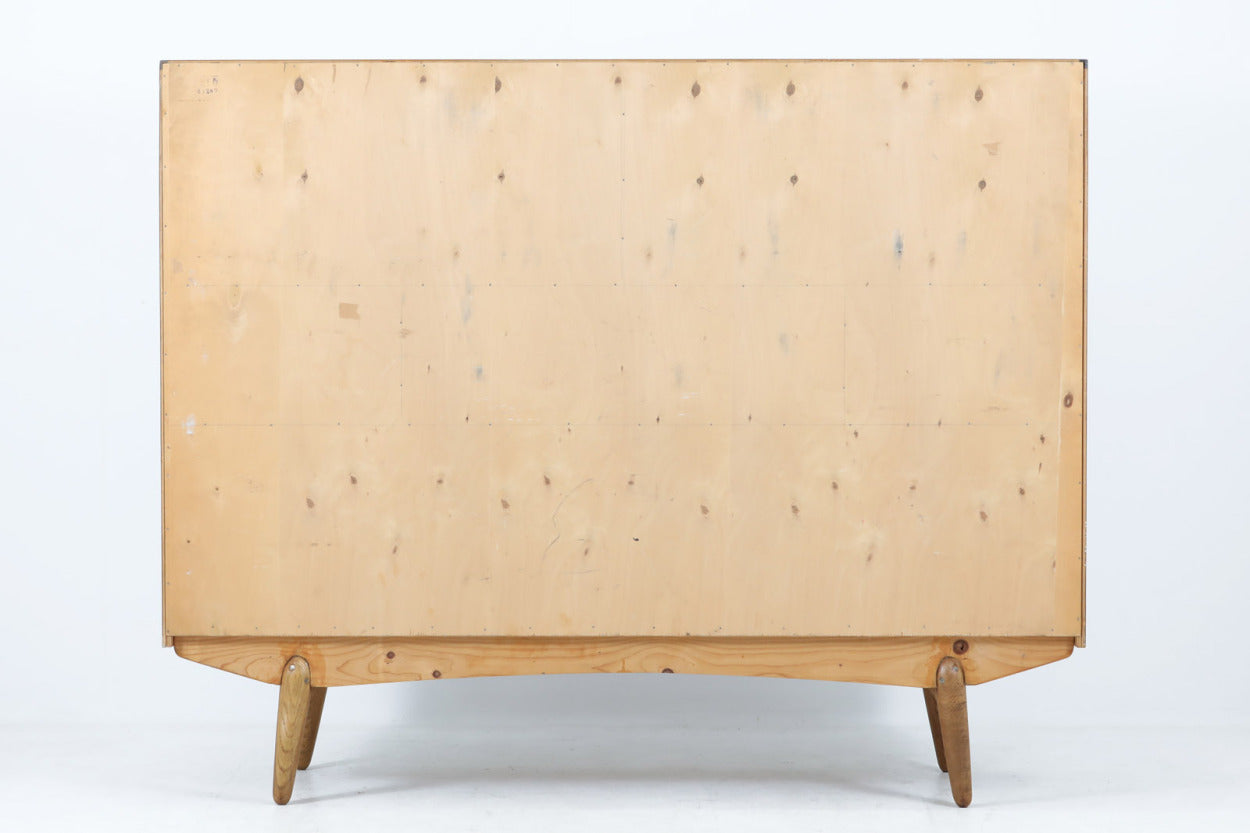 デンマークより買い付けたサイドボードです。良質なチーク材が全面に使用されており、お部屋に置くだけで雰囲気をお洒落に変えてくれそうです。複数の引き出しや扉内収納など沢山の収納が出来ますので、使い勝手が良さそうです。サイドボードとしては幅が154cmと少し小ぶりで、すっきりとしたオーク無垢脚のデザインも相まって圧迫感無くご使用いただけます。北欧ビンテージ家具らしい素敵なサイドボードです。