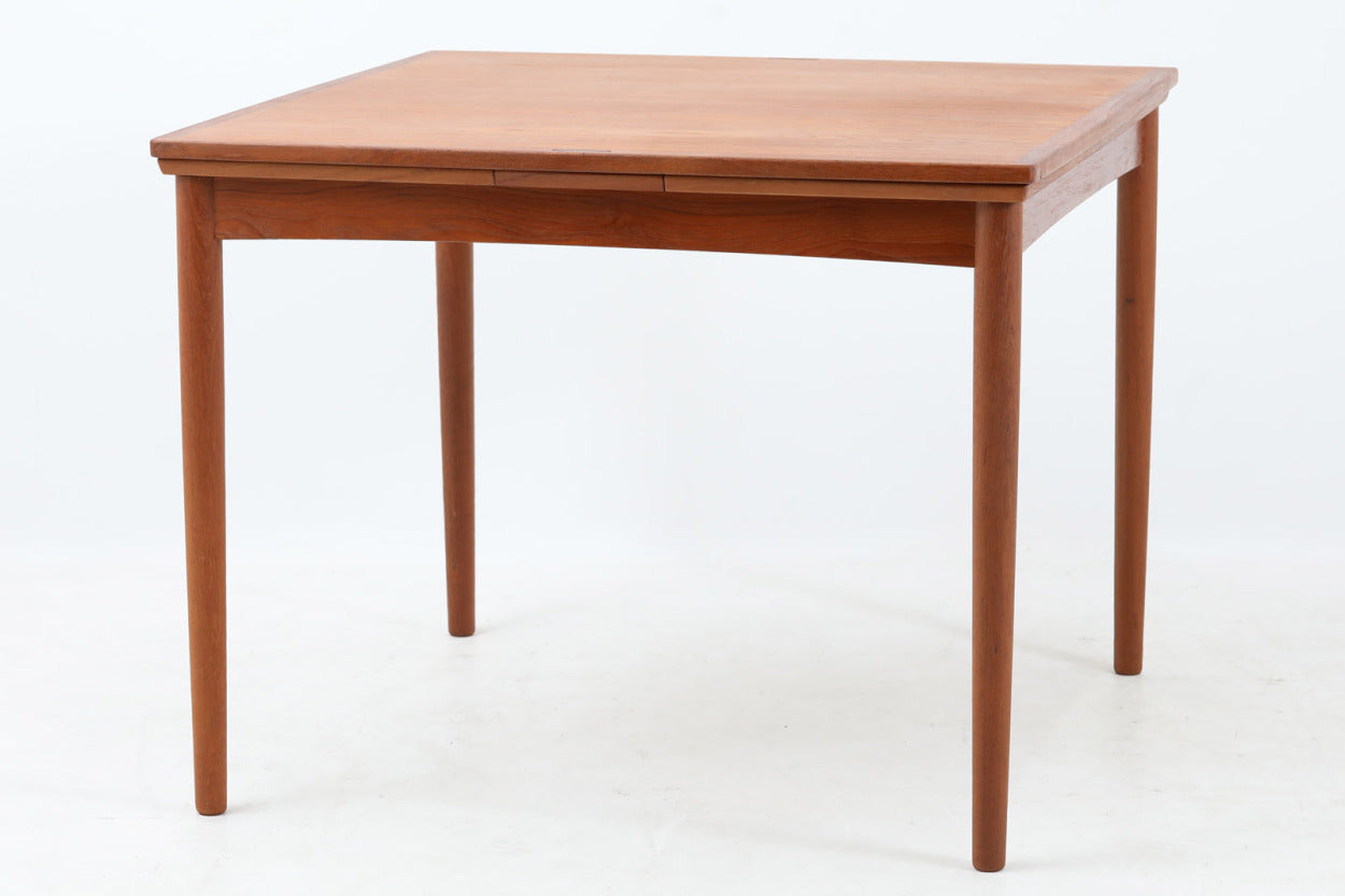 1958年にPoulHundevadによってデザインされたダイニングテーブルです。CardTableと名前の通り、天板を裏返してカードゲームをするためにデザインされた様です。デンマークのDesignmuseumにも記載されている希少な作品です。