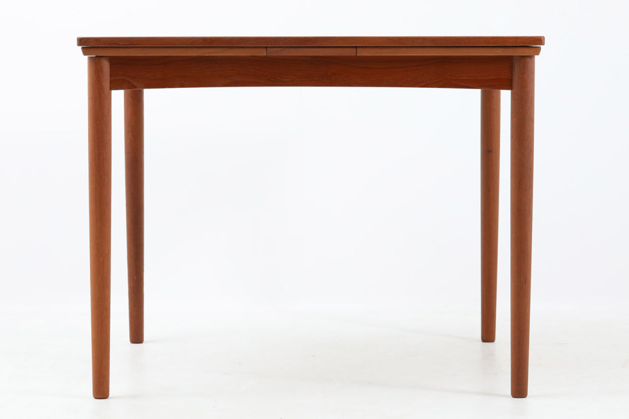 1958年にPoulHundevadによってデザインされたダイニングテーブルです。CardTableと名前の通り、天板を裏返してカードゲームをするためにデザインされた様です。デンマークのDesignmuseumにも記載されている希少な作品です。