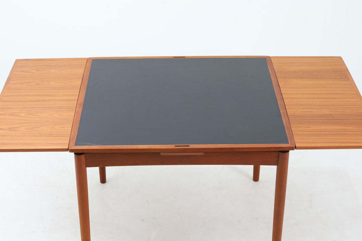 1958年にPoulHundevadによってデザインされたダイニングテーブルです。CardTableと名前の通り、天板を裏返してカードゲームをするためにデザインされた様です。デンマークのDesignmuseumにも記載されている希少な作品です。