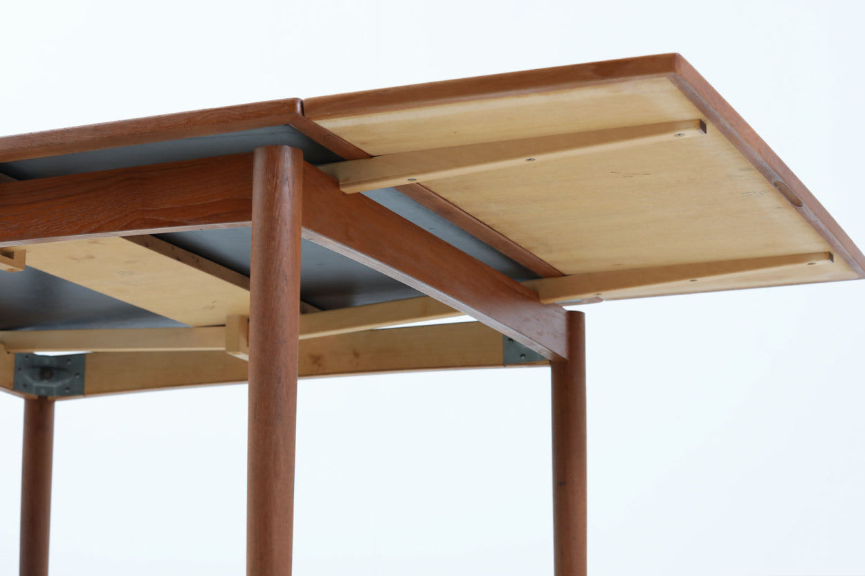 1958年にPoulHundevadによってデザインされたダイニングテーブルです。CardTableと名前の通り、天板を裏返してカードゲームをするためにデザインされた様です。デンマークのDesignmuseumにも記載されている希少な作品です。