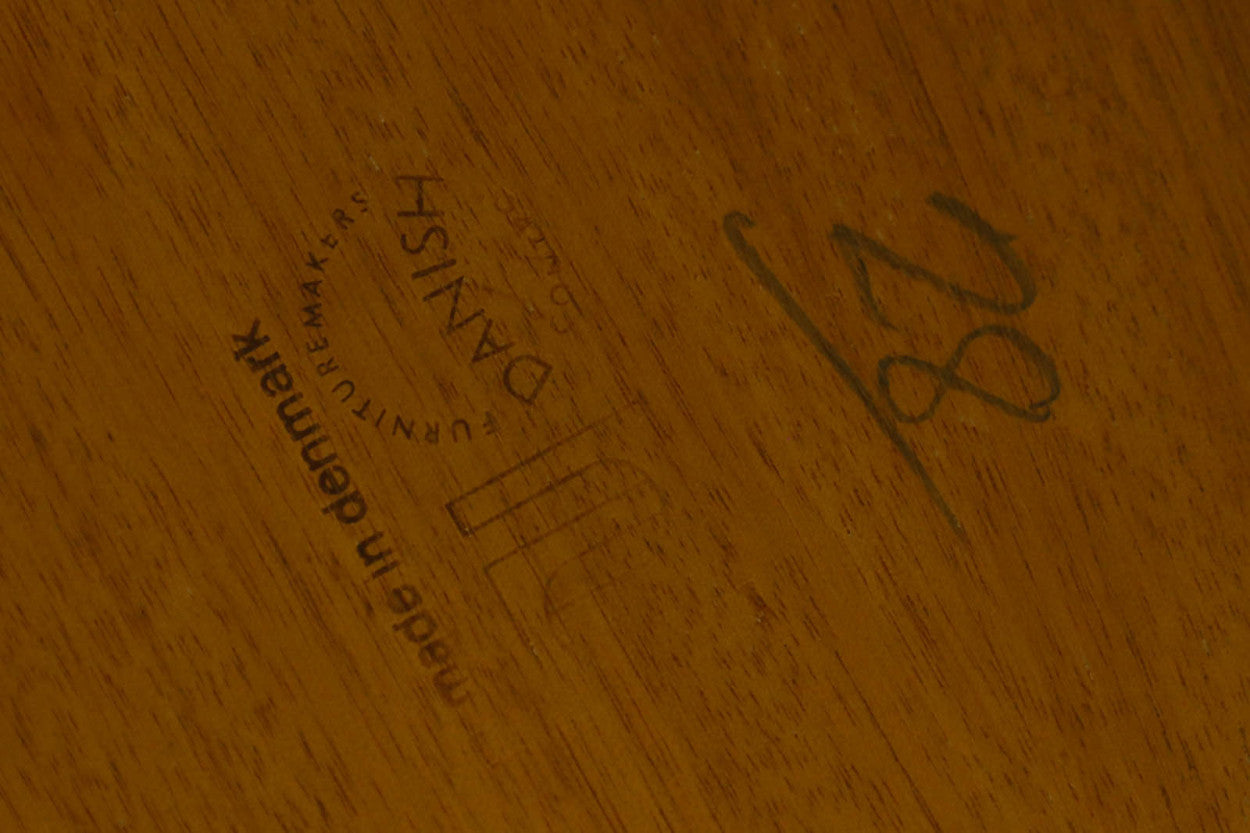 1958年にPoulHundevadによってデザインされたダイニングテーブルです。CardTableと名前の通り、天板を裏返してカードゲームをするためにデザインされた様です。デンマークのDesignmuseumにも記載されている希少な作品です。