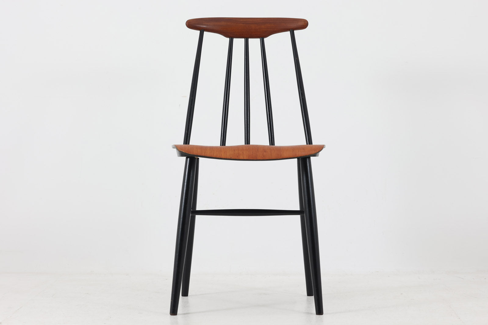 北欧より買い付けたウィンザーチェアです。座面は座りやすい様にくぼみがございます。ブラックペイントとチーク材の組み合わせが素敵です。