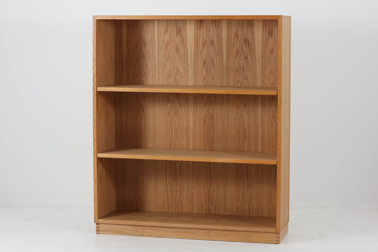 北欧より買い付けたブックシェルフです。小ぶりで使い勝手が良さそうです。経年により色味が濃くなったオーク材が魅力的です。脚部のフィンガージョイントがお洒落です。
