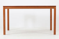 デンマークの名工Haslev社のダイニングテーブルです。オーク無垢材が贅沢に使用されています。Haslev社のゴールドロゴプレートが付属しています。