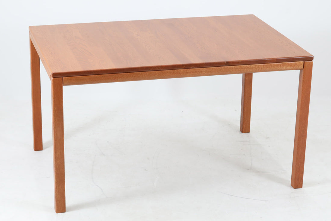 デンマークの名工Haslev社のダイニングテーブルです。オーク無垢材が贅沢に使用されています。Haslev社のゴールドロゴプレートが付属しています。