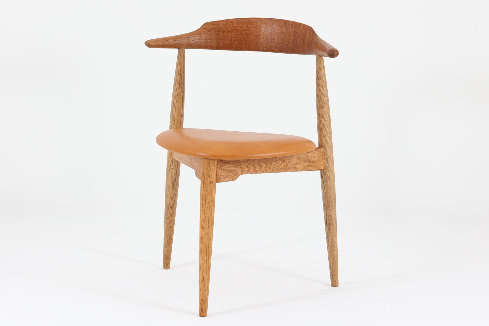 北欧より買い付けたハートチェアです。ウェグナー氏がデザインした3本脚の椅子で一番ポピュラーなデザインです。1952年にデザインされた「FH4104」でハートチェアには「FH4103」というモデルもございますが、背もたれの形が異なり、座面は突板では無くレザーが使用されています。ビンテージ品のみ入手可能となっております。良質なオーク材が使用されています。