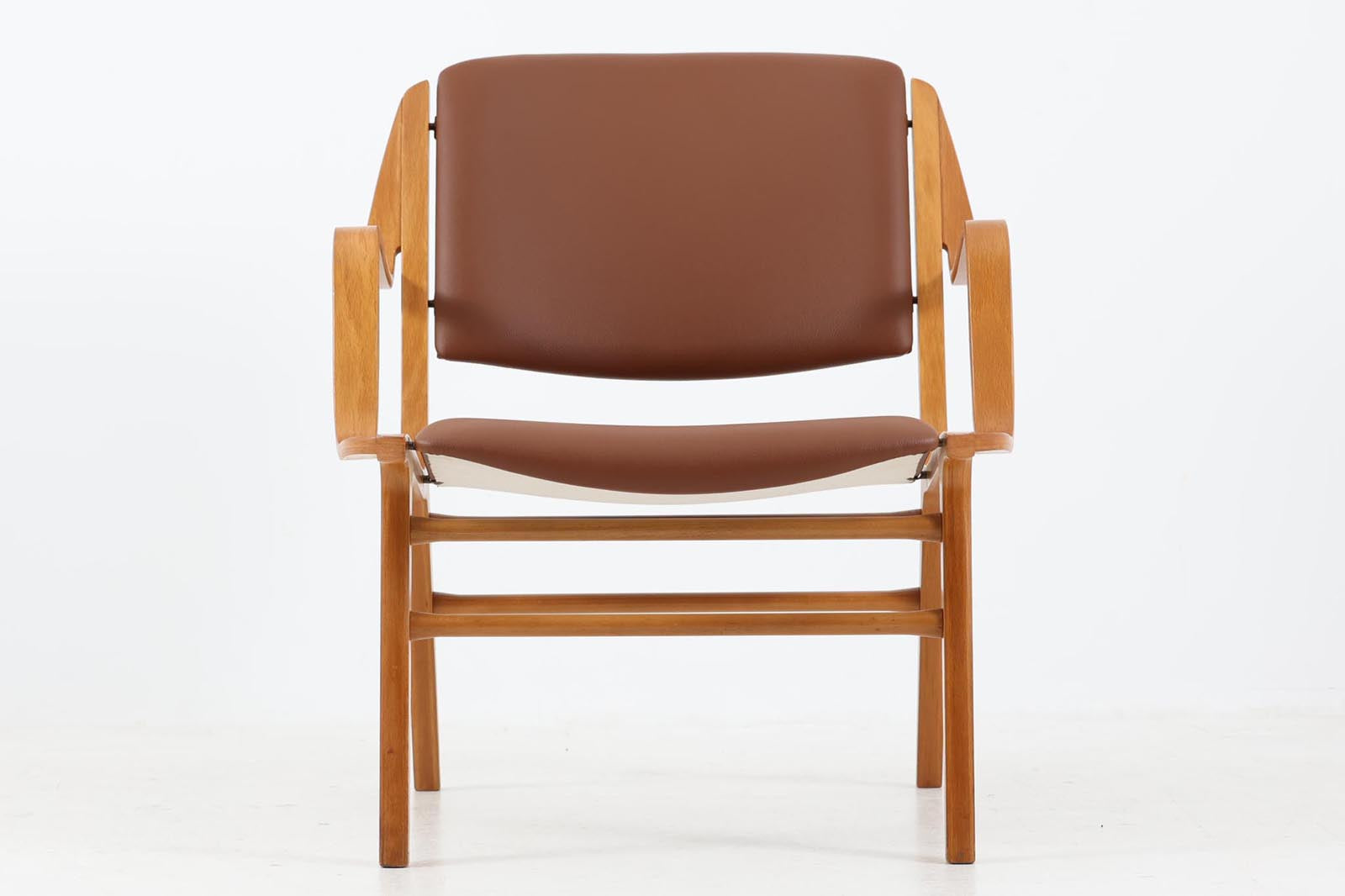 PeterHvidt&amp;Orlamolgaardによってデザインされた「AXチェア」です。AXチェアの中でも背面と座面を真鍮のブラケットで留める希少なモデルです。