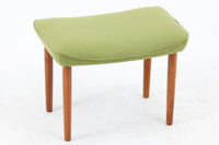 デンマークより買い付けました。シンプルなデザインのスツールです。明るい緑色の座面とチーク材の脚が素敵です。
