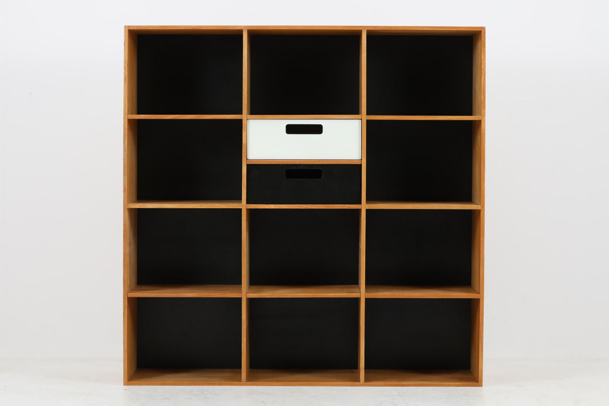 北欧より買い付けた「JarlHeger」によって1959年にデザインされたブックシェルフです。チェストやシェルフを組み合わせて使用するユニットシェルフで、使い勝手のよいシェルフ単体のみの販売となります。良質なエルム無垢材が使用されています。