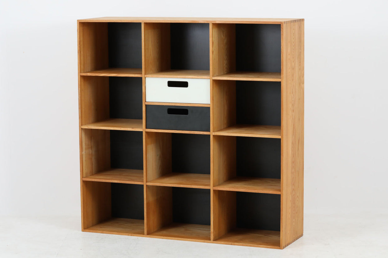 北欧より買い付けた「JarlHeger」によって1959年にデザインされたブックシェルフです。チェストやシェルフを組み合わせて使用するユニットシェルフで、使い勝手のよいシェルフ単体のみの販売となります。良質なエルム無垢材が使用されています。