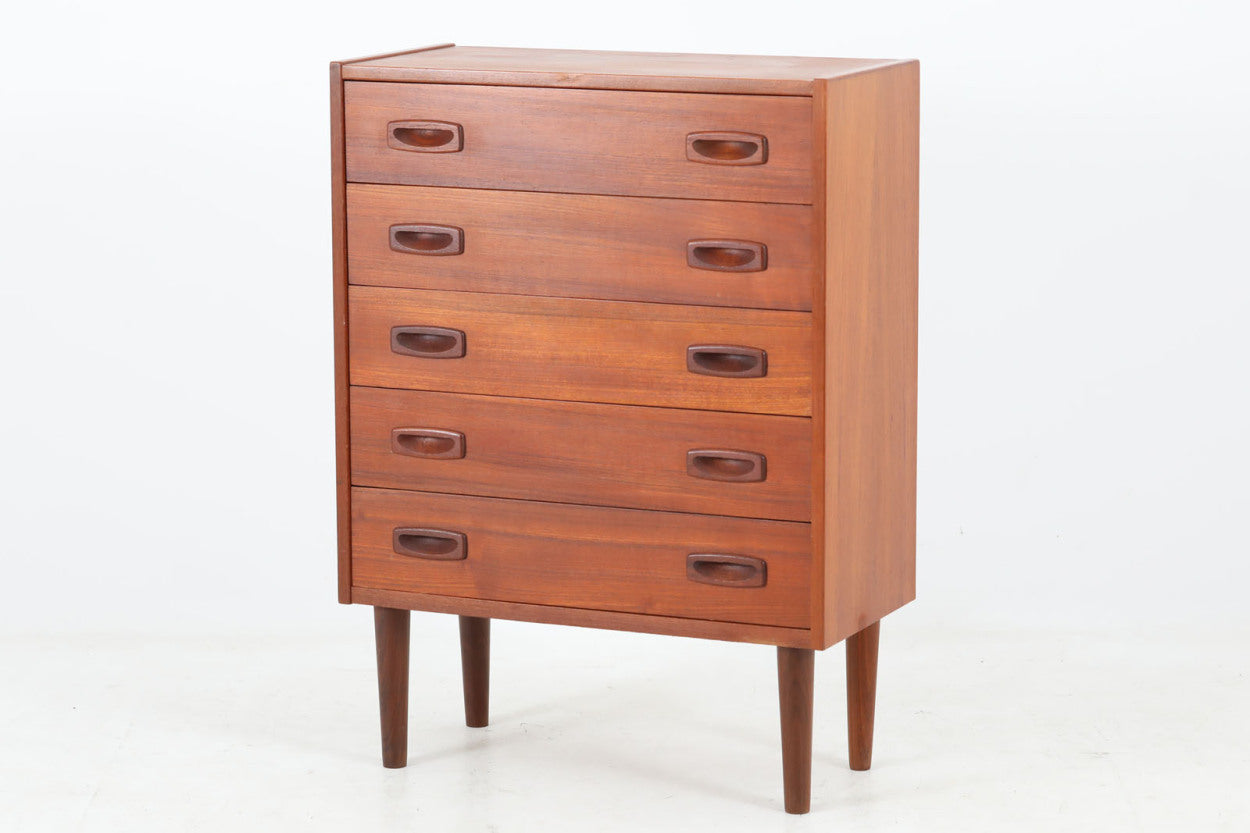 北欧より買い付けた5段チェストです。良質なチーク材が使用されており、暖かみを感じる事が出来るシンプルなデザインです。
