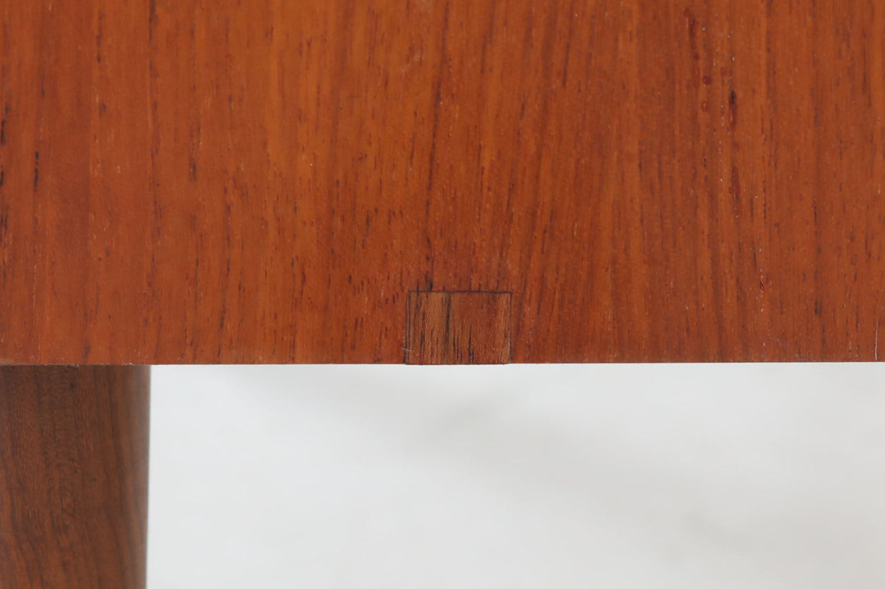北欧より買い付けた5段チェストです。良質なチーク材が使用されており、暖かみを感じる事が出来るシンプルなデザインです。