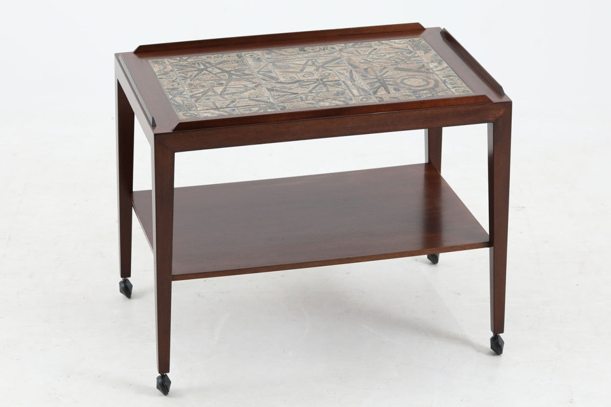 ロイヤルコペンハーゲン「BACA」シリーズのタイルが天板に敷き詰められたお洒落なワゴンです。フレームは、上質なマホガニー材が使用されています。