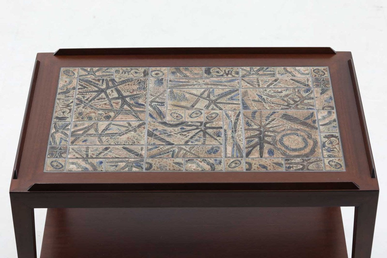 ロイヤルコペンハーゲン「BACA」シリーズのタイルが天板に敷き詰められたお洒落なワゴンです。フレームは、上質なマホガニー材が使用されています。