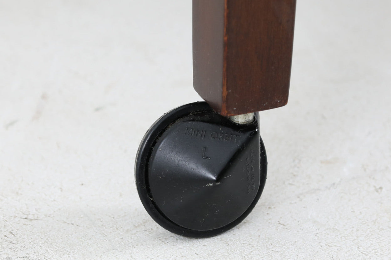 ロイヤルコペンハーゲン「BACA」シリーズのタイルが天板に敷き詰められたお洒落なワゴンです。フレームは、上質なマホガニー材が使用されています。