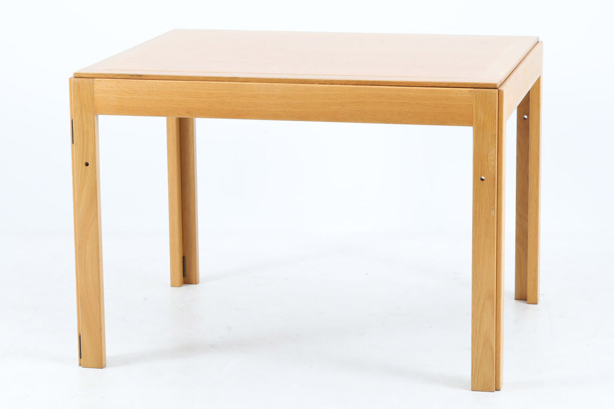 北欧より買い付けました。必要に応じて脚を折りたたんで収納できるモーエンセンならではの機能的なセンターテーブルです。希少なモデルですが、幅90cmは現地でも見かけたことの無い小ぶりで使い勝手の良いサイズ感です。良質なオーク材が使用されています。
